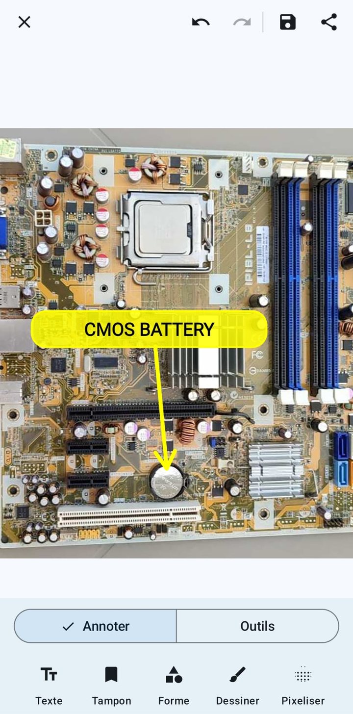 Photo NOTES : une carte mère photographiée, la pile CMOS désignée par une flèche et une étiquette jaune